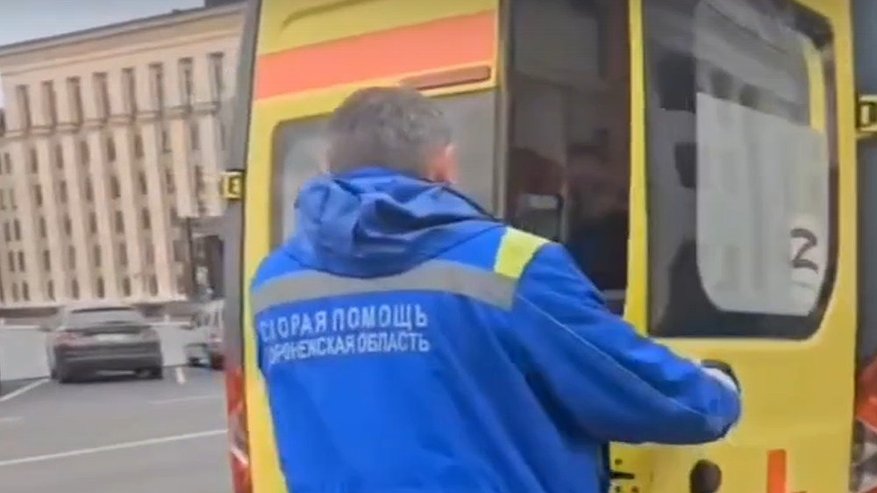 Главная картинка новости: В Воронеже Госавтоинспекторы оказали помощь на трассе почувствовавшему себя плохо водителю
