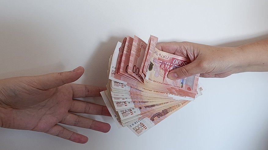 Главная картинка новости: Воронежца будут судить за передачу взяток на 190 тысяч рублей полицейскому