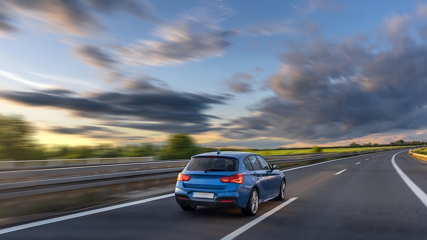 Главная картинка новости: Можно ли совершать обгон справа, и что об этом говорится в ПДД: разбираемся, когда это разрешено, а когда — нет