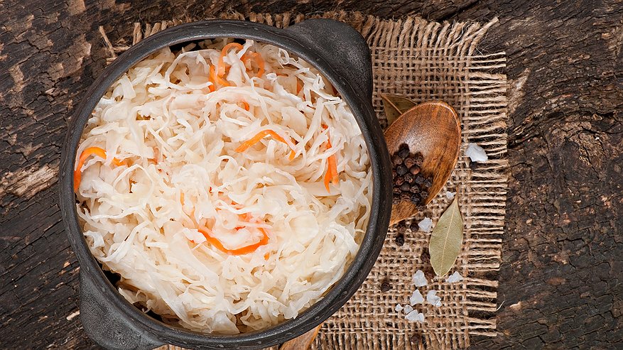 Главная картинка новости: Почему мы неправильно наполняем банки с квашеной капустой, и она жесткая, грубая, горчит. Или мягкая, быстро прокисает: 2 ошибки при наполнении банок