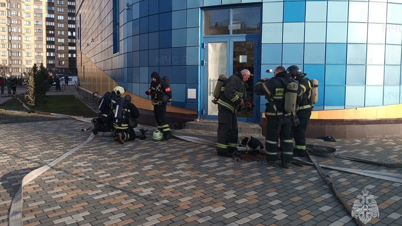Главная картинка новости: В Нововоронеже спасатели отработали действия при пожаре на ледовой арене