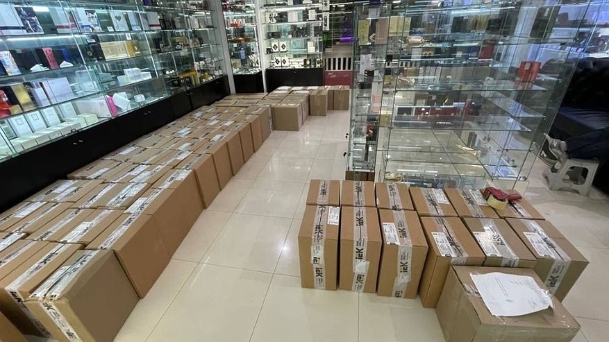 Главная картинка новости: В Воронеже раскрыли схему продажи немаркированной парфюмерии на 13,8 миллиона рублей