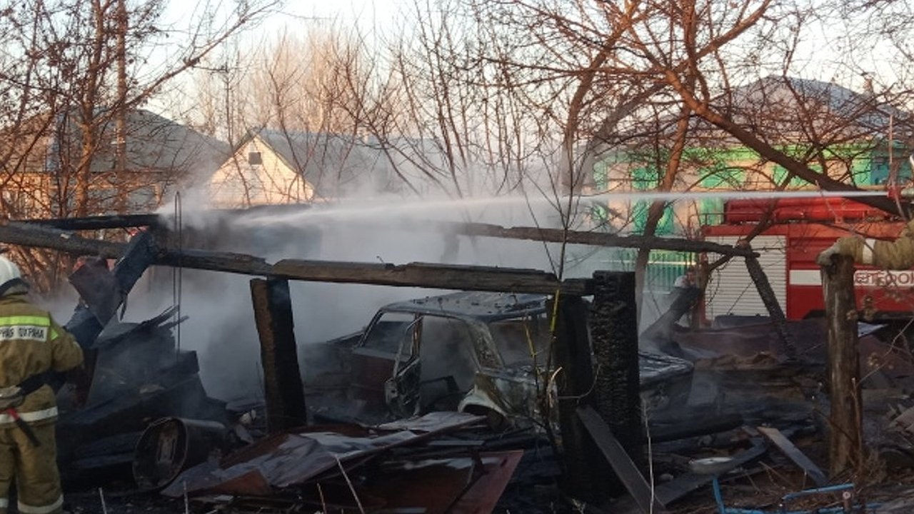 Главная картинка новости: В Острогожском районе пожар за считанные минуты уничтожил автомобиль