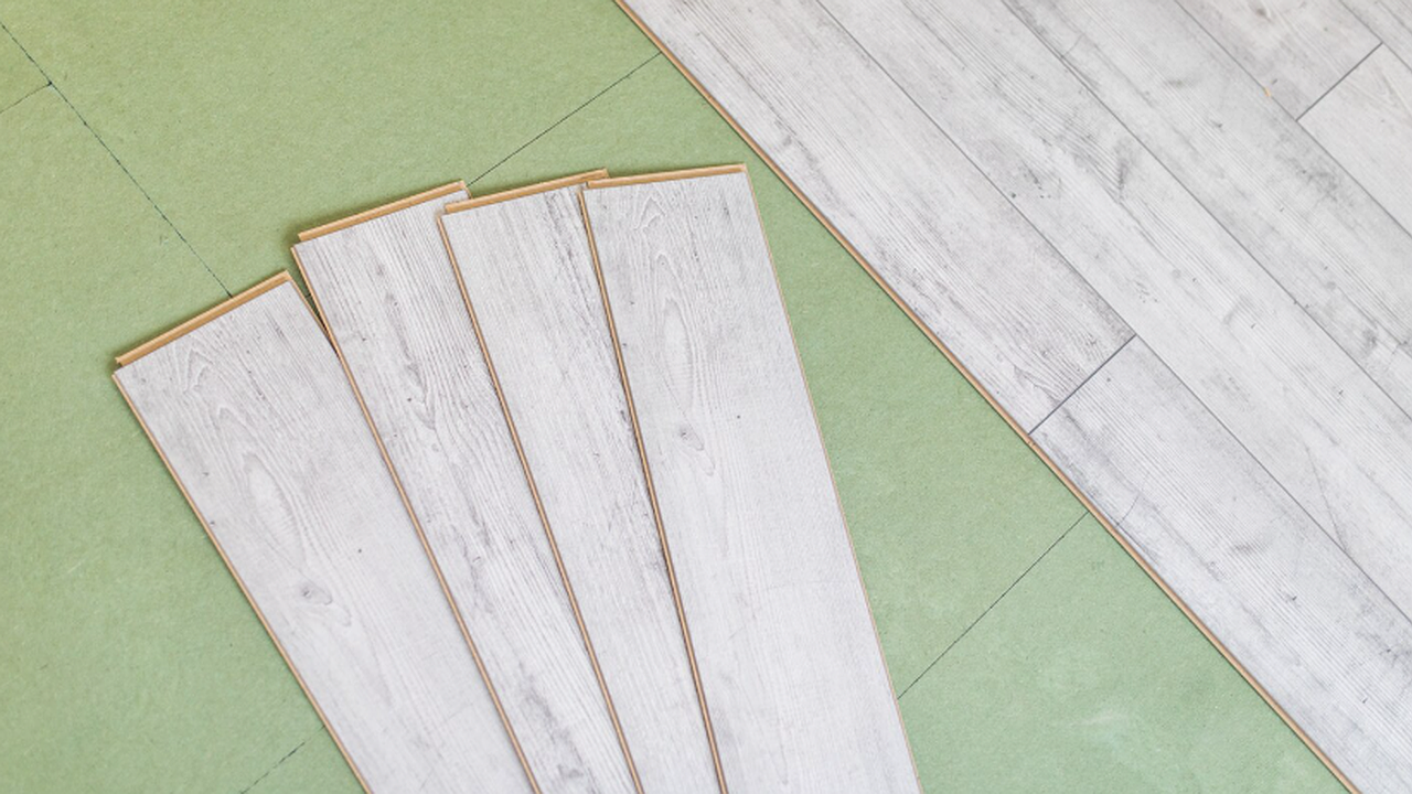 Главная картинка новости: Ламинат остался в прошлом: названа копеечная замена досок - скромный материал, который переживет несколько ремонтов