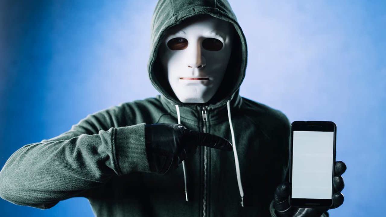 Главная картинка новости: Мошенники выманили у 72-летнего воронежца более 2,4 миллиона рублей