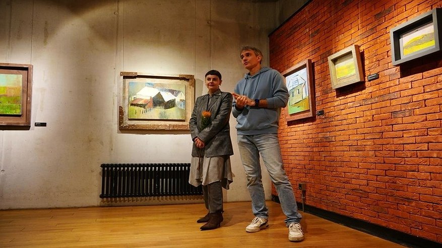 Главная картинка новости: В Камерном театре Воронежа представили выставку художницы Анастасии Плотко «Корни»