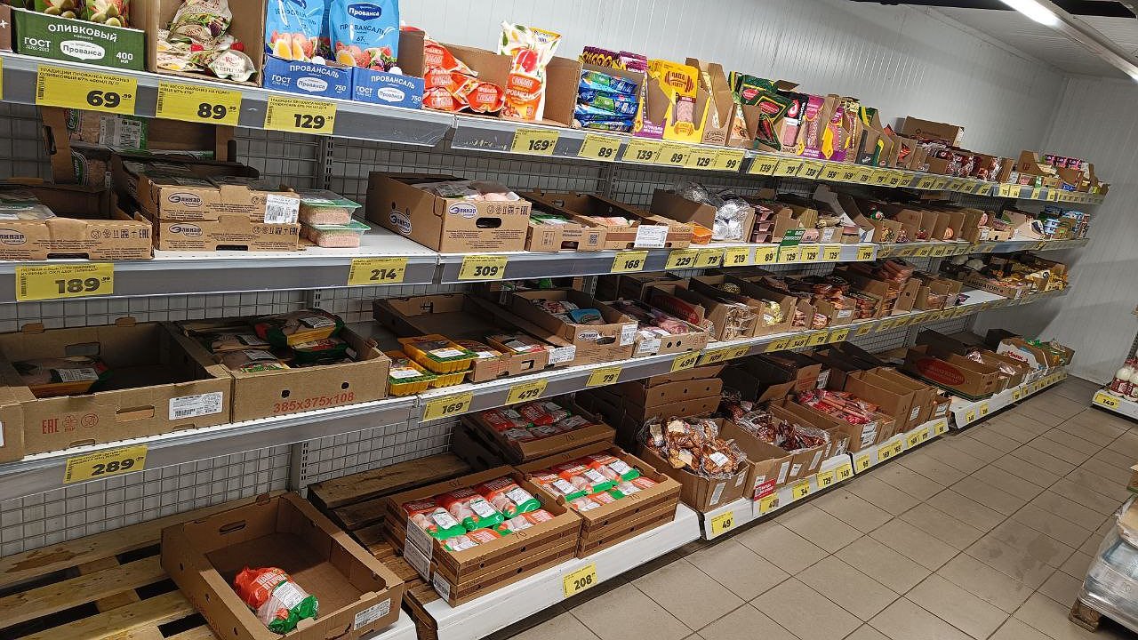 Главная картинка новости: «Светофор» завалили игрушками: целый ряд по привлекательным ценам, народ спешит: гирлянды, гипоаллергенные олени и искусственный снег в одном магазине