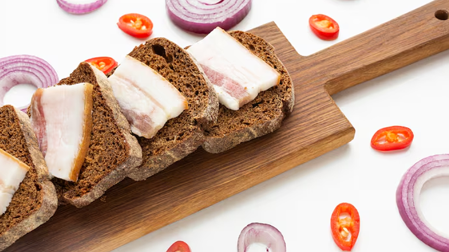 Главная картинка новости: Не в пакете и не на балконе: где на самом деле должно лежать сало что бы сохранить вкус