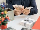 Новогодняя премия: почему ее могут не выплатить, и что говорит новый закон, проверьте себя
