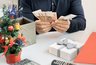 Миниатюра новости: Новогодняя премия: почему ее могут не выплатить, и что говорит новый закон, проверьте себя
