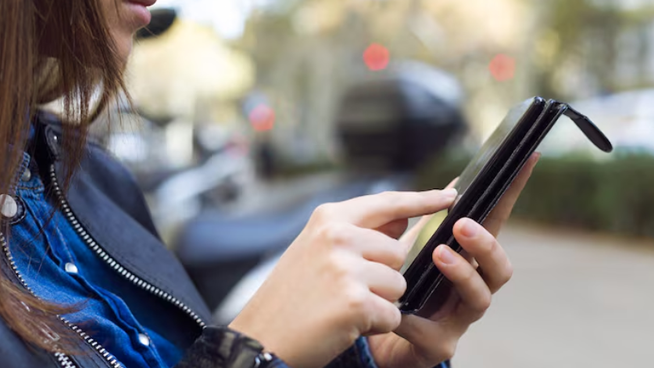 Главная картинка новости: «Снимаем пароль, передаём смартфон»: что делать, если инспектор ГИБДД требует телефон на осмотр и почему не стоит спешить выполнять