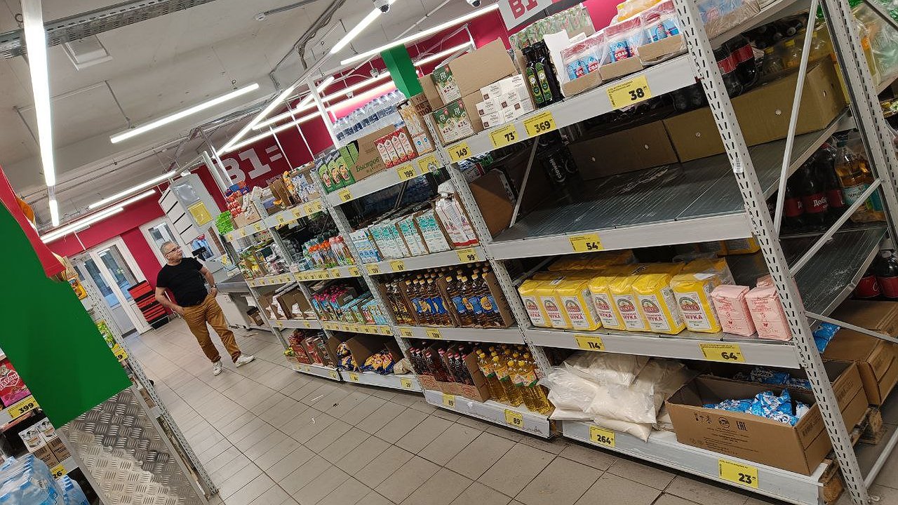 Главная картинка новости: Что ждет кошелек россиянина в 2026 году: почему подорожают перевозки и как это скажется на ценах в магазинах