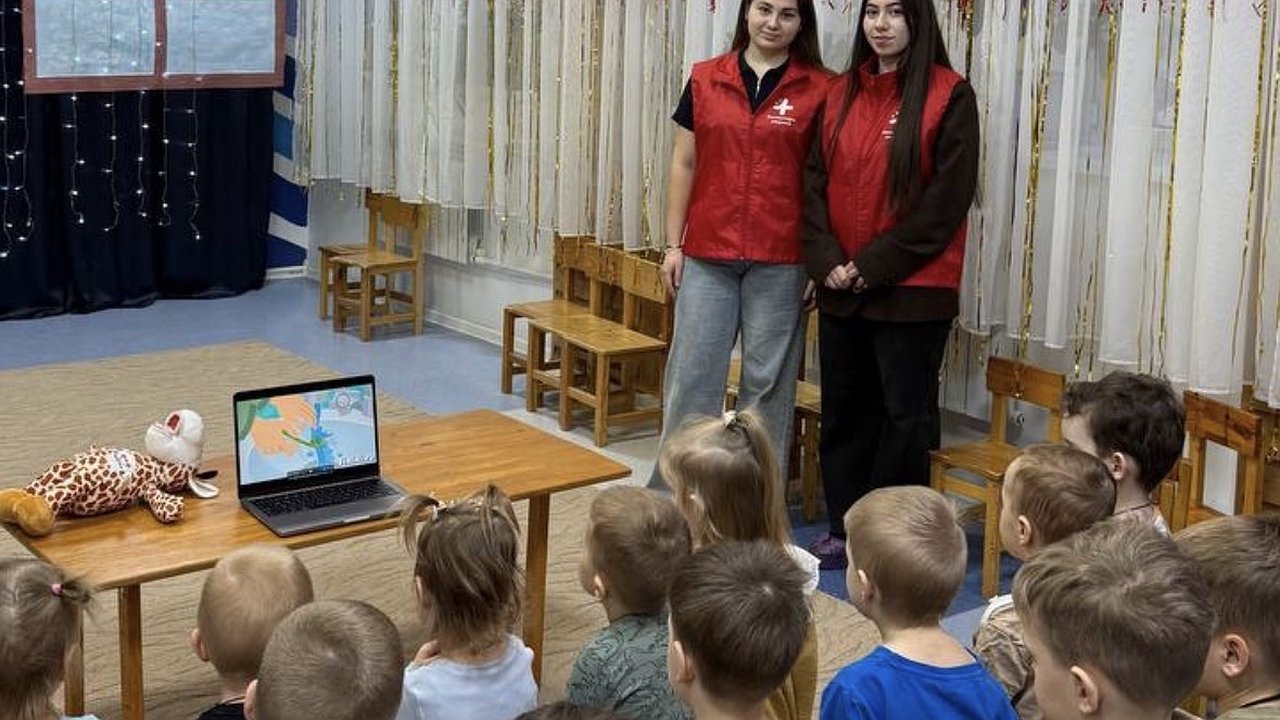 Главная картинка новости: Волонтеры-медики провели семинар по уходу за зубами в детском саду «Холмы и горы»