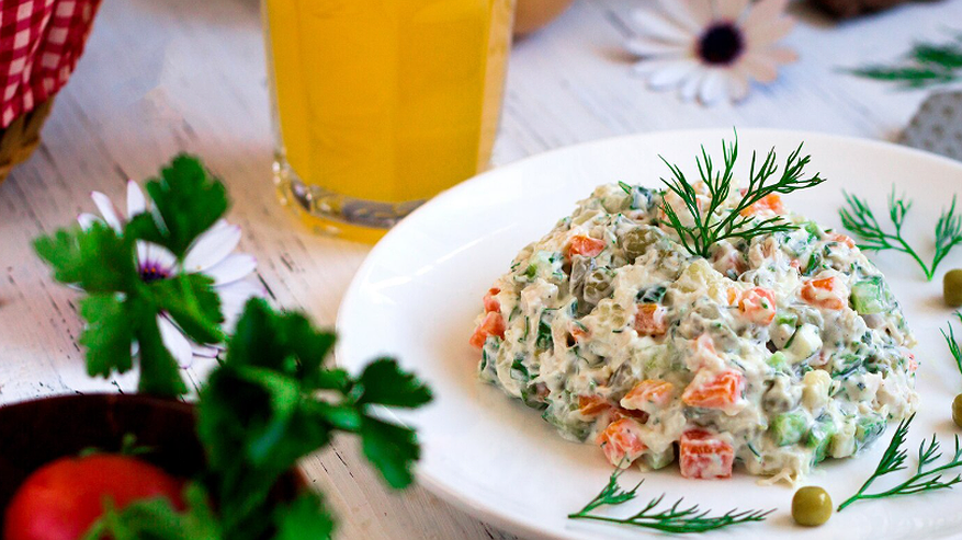 Главная картинка новости: Готовим замену "Оливье" - простой и очень вкусный салат «Счастье» на новогодний стол: удивите близких и любимых людей