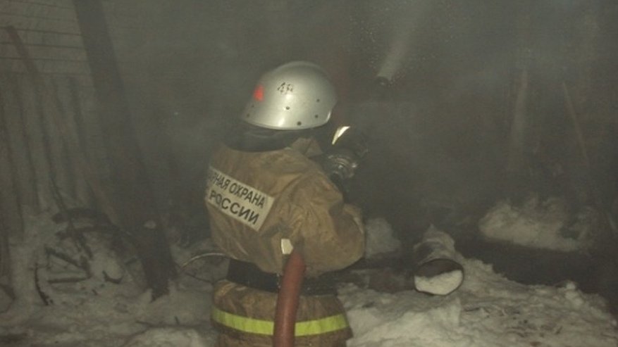 Главная картинка новости: В Бутурлиновке пожарные остановили возгорание в гараже на улице Дорожной