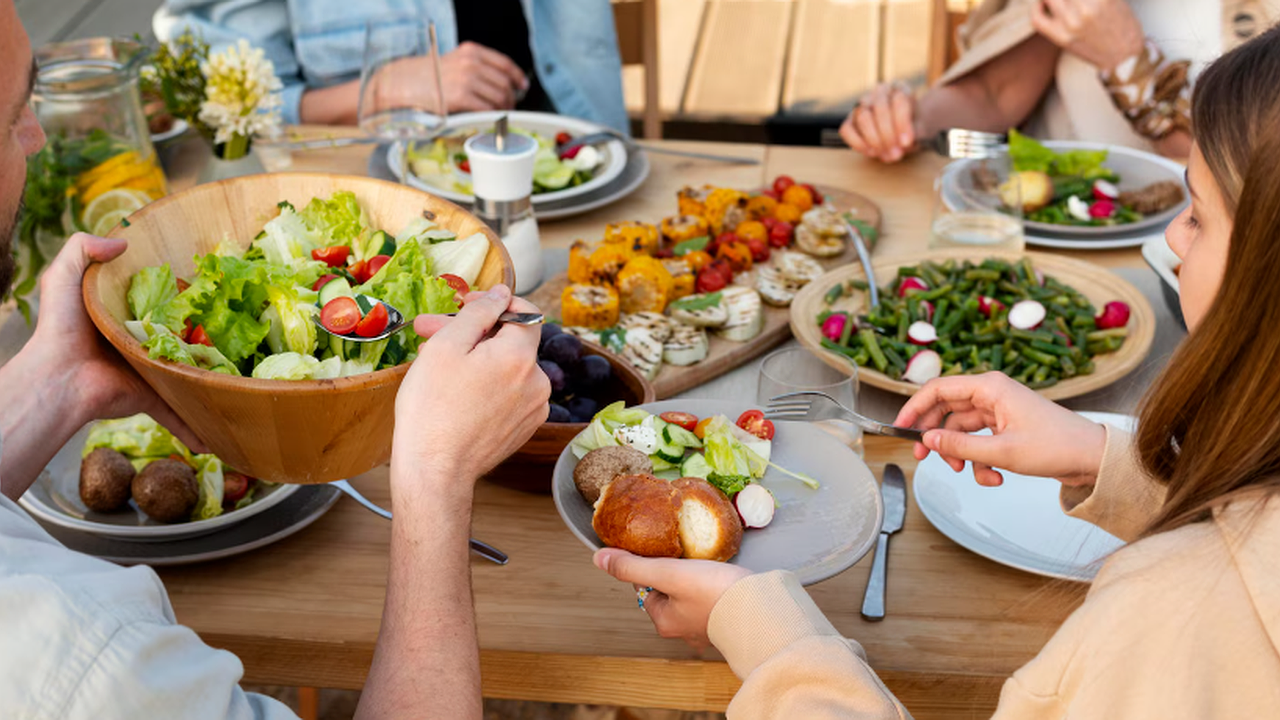 Главная картинка новости: Привычка за столом, которая сразу выдает низкий интеллект человека – проверьте себя