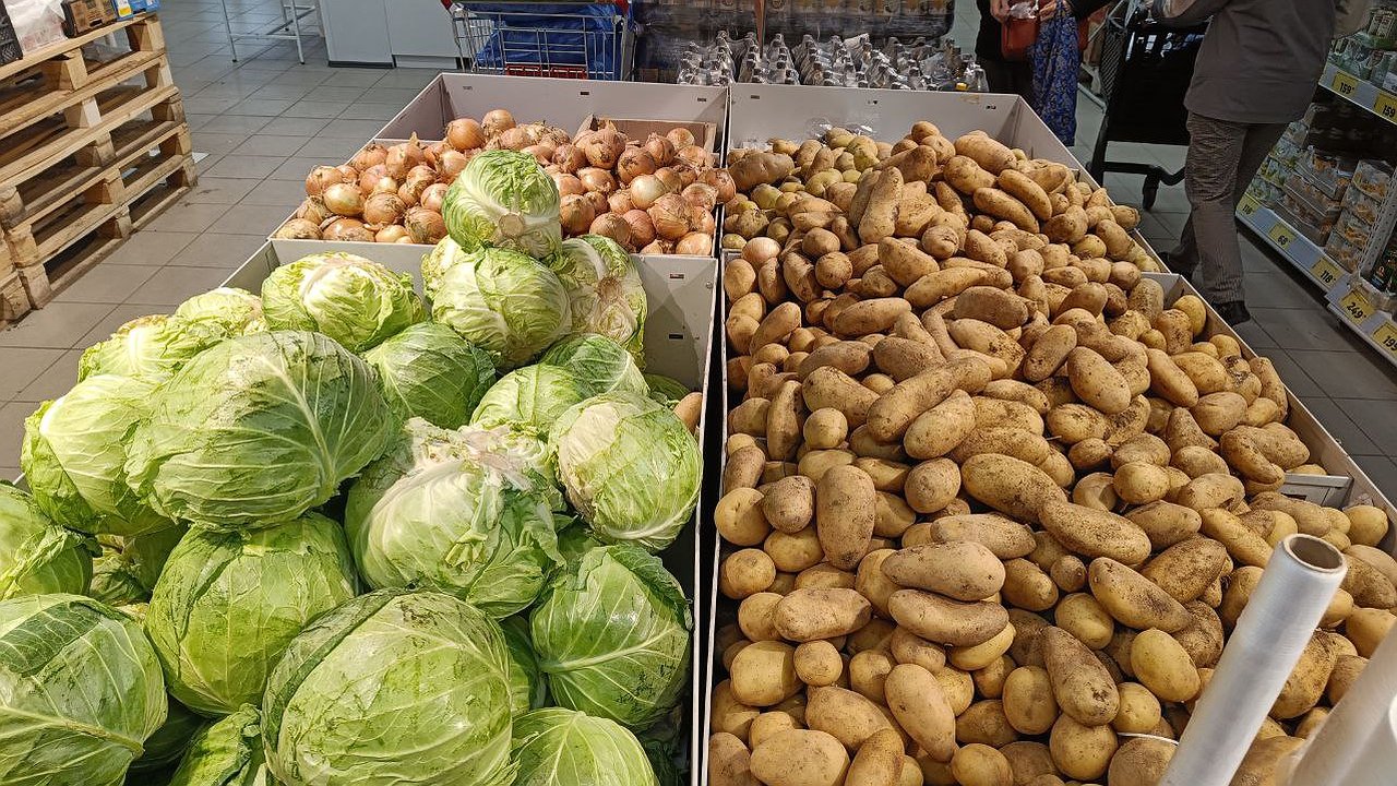 Главная картинка новости: Цены на базовые продукты снизились на 7%: приводим список