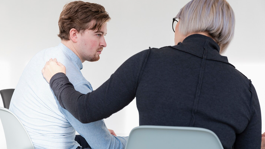 Главная картинка новости: Как перестать тащить чужие проблемы на своей спине - избавляйтесь от синдрома Спасателя