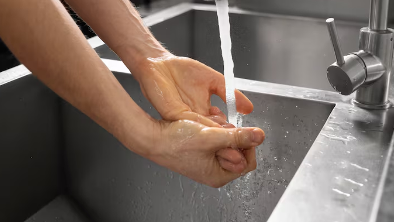 Главная картинка новости: Вода по цене золота: кому грозит тройной штраф за отсутствие счетчика, и что делать дальше