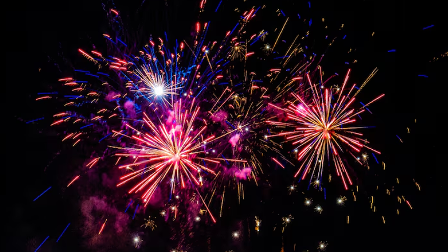 Главная картинка новости: Запустил фейерверк у подъезда? Готовь 20 000 рублей. Новые правила праздника