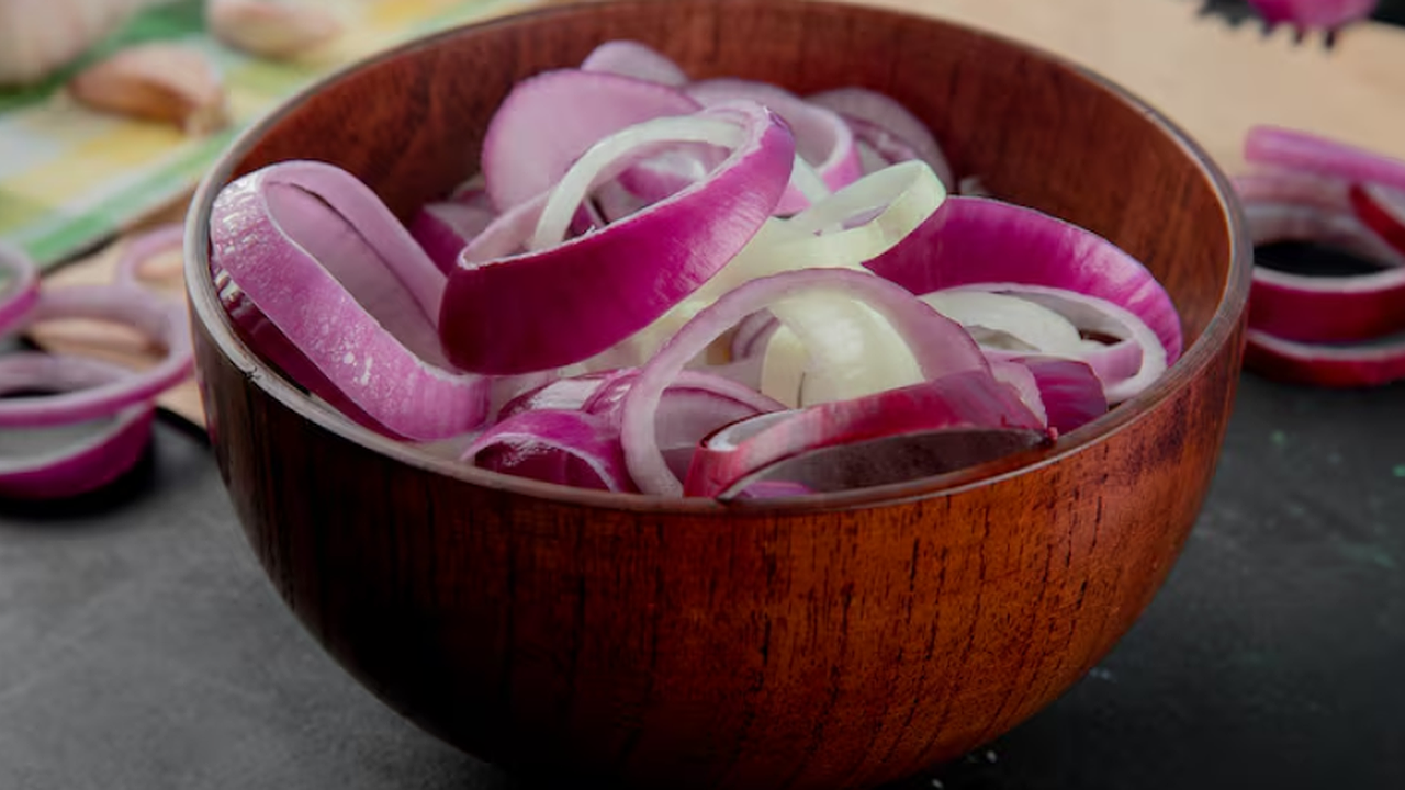 Главная картинка новости: Маринованный лук, который съедают первым: простой рецепт с секретом баланса