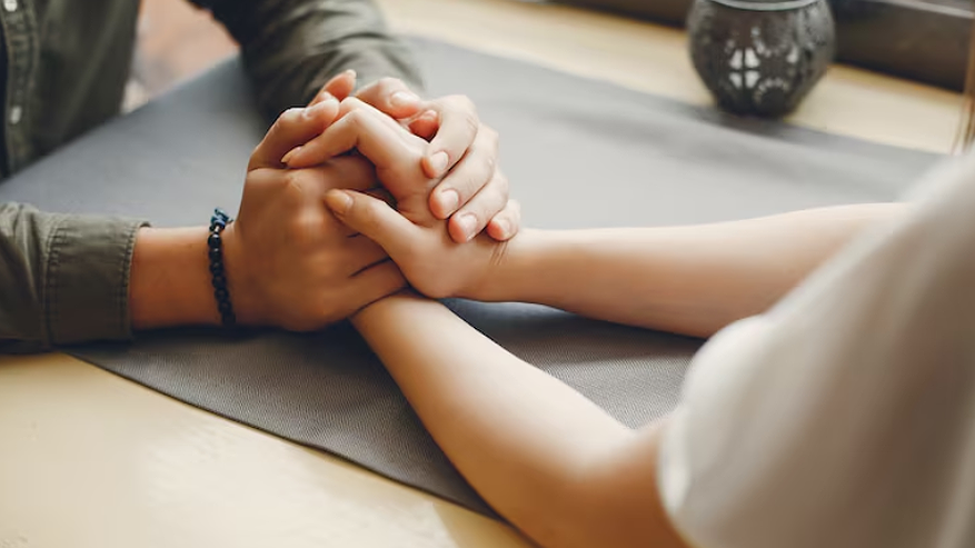 Главная картинка новости: Ваши отношения стали тихими? Как вернуть разговор с партнером от «кто заберет детей» к «о чем ты мечтаешь»