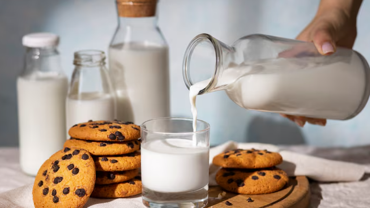 Главная картинка новости: На заводе это молоко называют "белой водой". Как не купить пустышку в магазине?