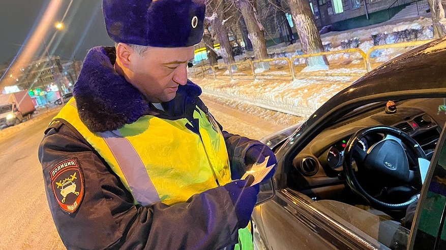 Главная картинка новости: «Откройте капот»: простая просьба инспектора ДПС, за которой может скрываться проверка на знание закона