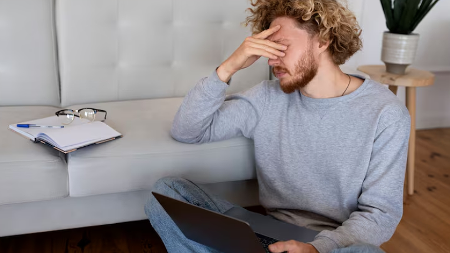 Главная картинка новости: Человек устал, а говорит «всё хорошо». Почему признать слабость — это сила