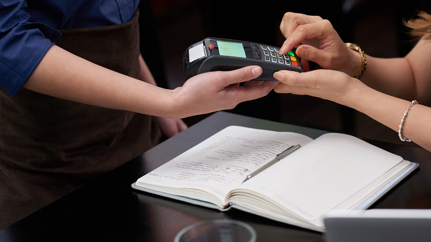 Главная картинка новости: Платежные счета Сбера станут платными: кто и сколько будет отдавать банку