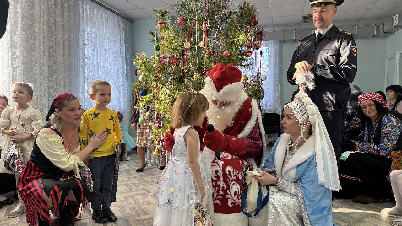 Главная картинка новости: Для детей в Нижнедевицком социально-реабилитационном центре устроили новогодний праздник