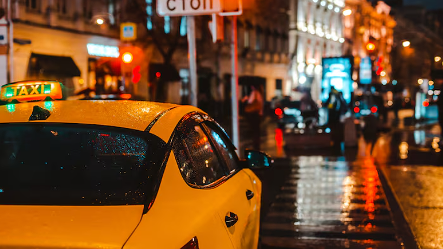 Главная картинка новости: С 9 января 2026 года водителей такси и владельцев старых машин ждут новые правила