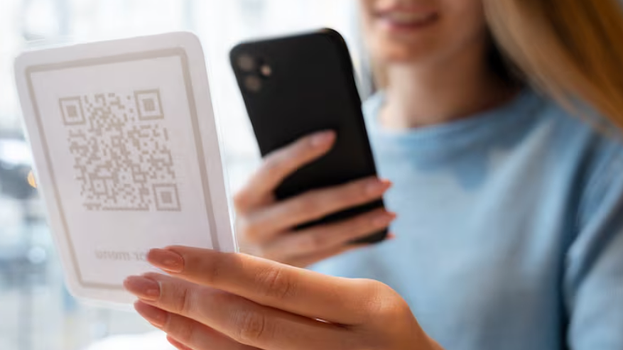 Главная картинка новости: С сентября 2026 года во всех магазинах появится один QR: наклейки «Только Сбер» или «Только Тинькофф» уйдут