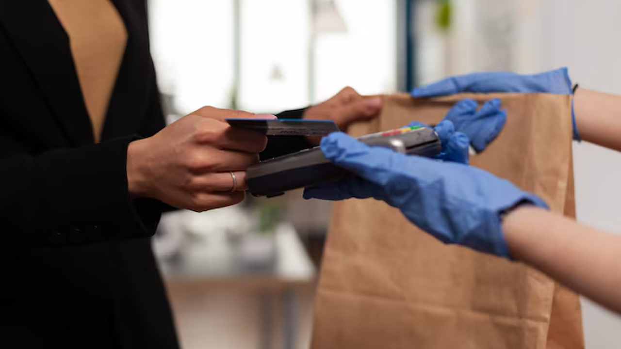 Главная картинка новости: Зачем на самом деле кассир спрашивает про чек и пакет. Простая ловушка