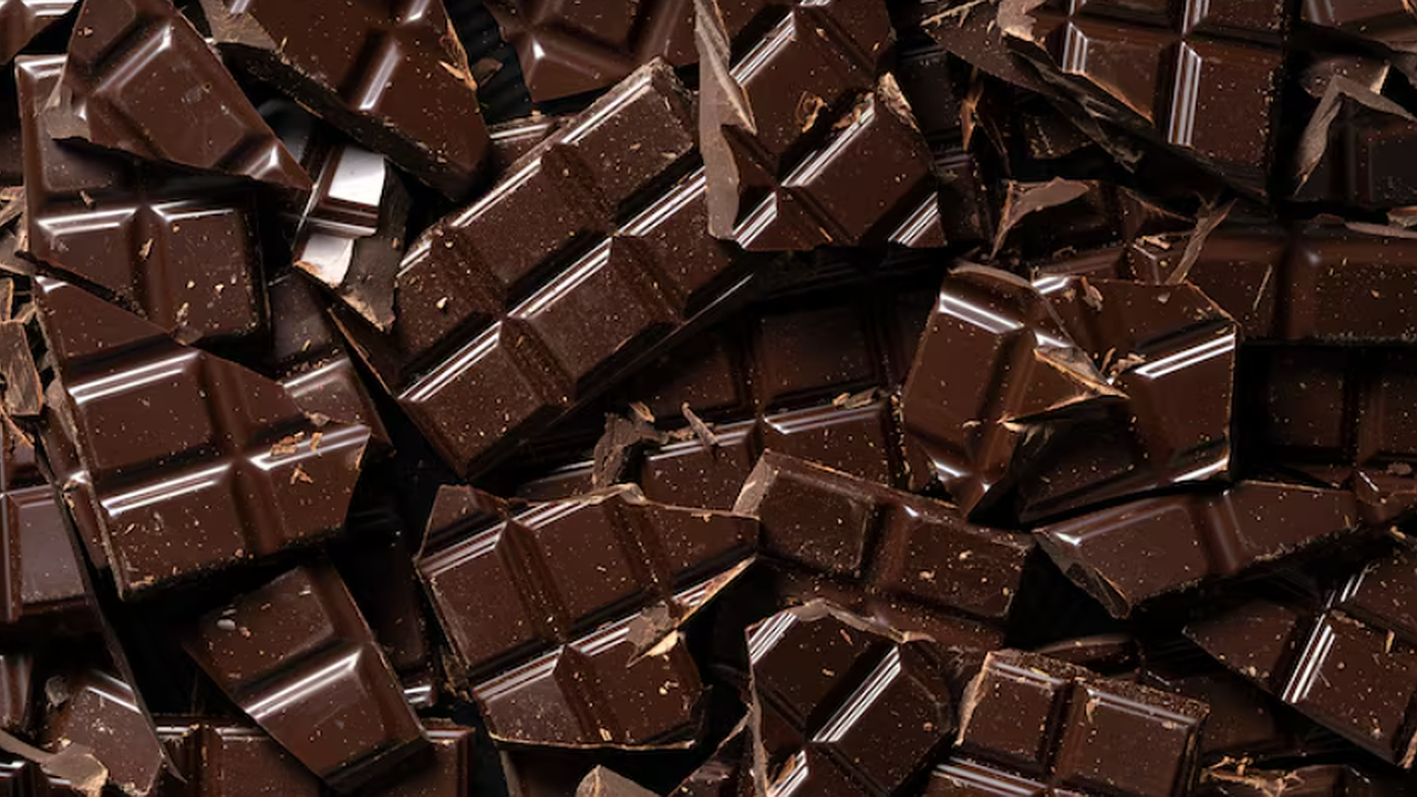 Главная картинка новости: Как отличить настоящий шоколад от подделки: разбор Роскачества по составу плиток