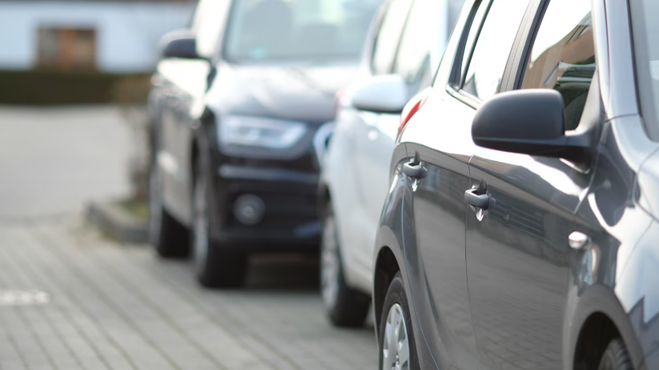 Главная картинка новости: Вы потратили час на расчистку парковки, а там уже стоит чужой автомобиль. Что делать?