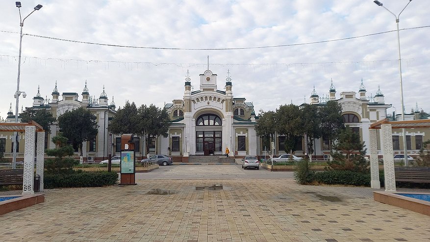 Главная картинка новости: Путешествие в здание, которое пережило три эпохи: заброшенный вокзал в степи, который пережил империю и стал новым символом Казахстана