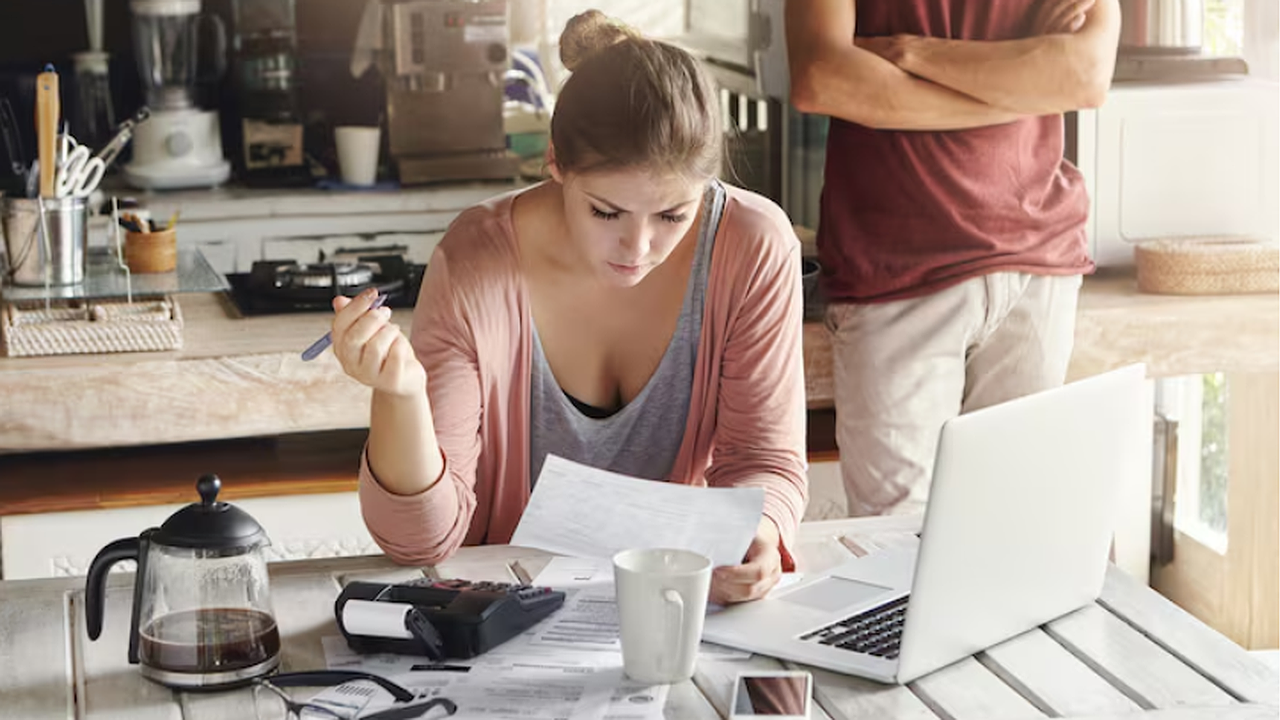 Главная картинка новости: Кому грозит продажа квартиры из-за долгов по ЖКХ: реальные истории и закон