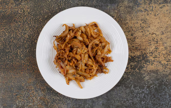 Почему ваш лук не такой вкусный, как в ресторане: секрет одной щепотки