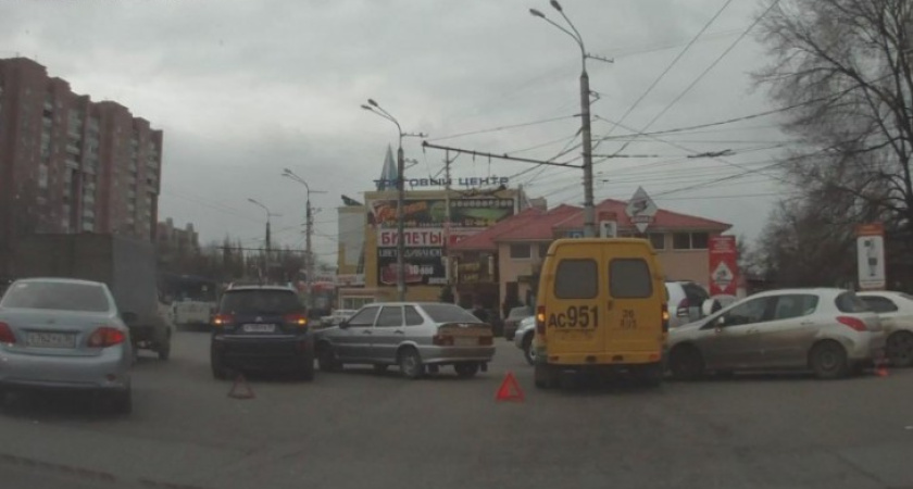 На Памятнике Славы маршрутка попала в крупную аварию