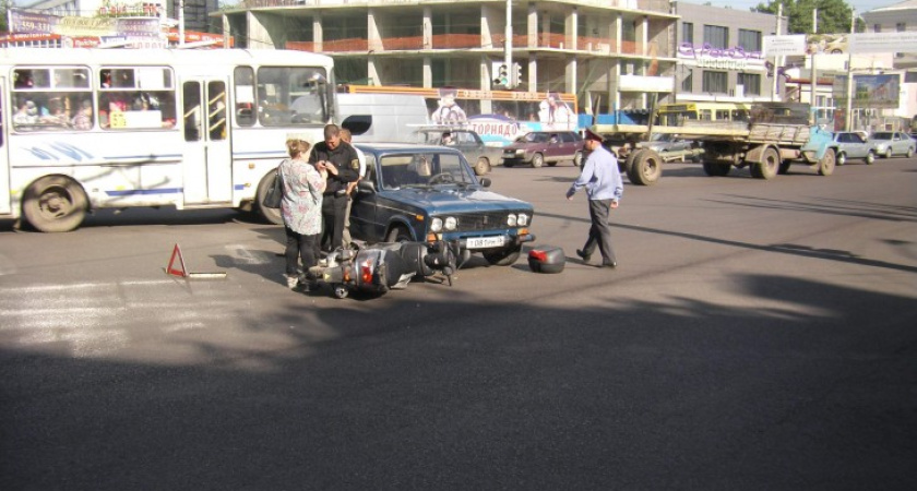 На Заставе столкнулись  «шестерка» и скутер