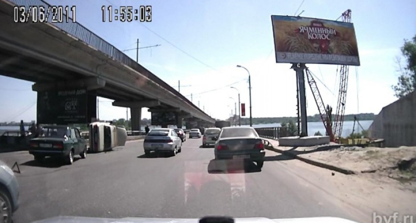 На Северном мосту перевернулась «Волга»