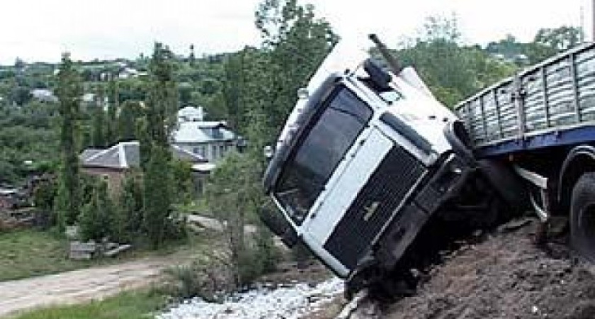 Под Воронежем грузовик вылетел в кювет, разбросав пять тысяч кирпичей