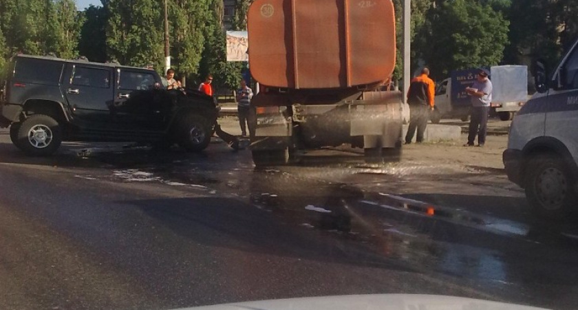 В Воронеже Hummer c номерами ЕКХ протаранил КАМАЗ
