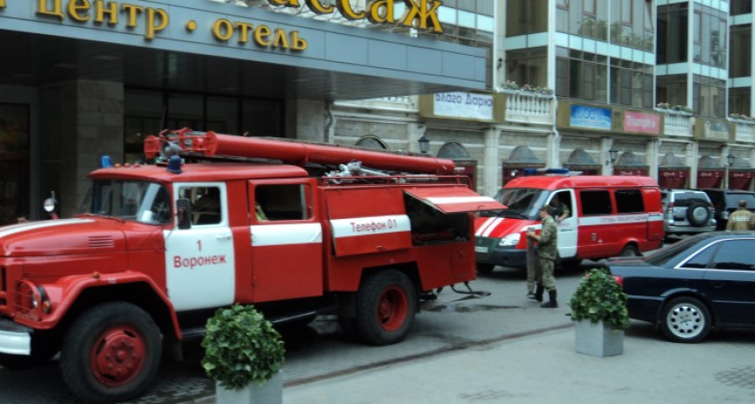 В Воронеже горит торговый центр