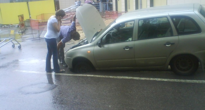 В центре Воронежа легковушка провалилась под асфальт