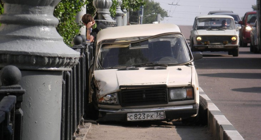 На мосту у Заставы «Жигули» припарковались на тротуаре