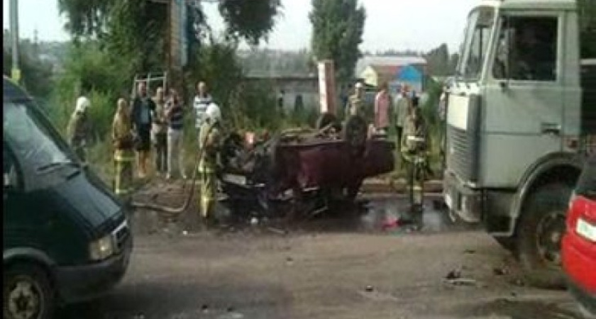 В Воронеже в аварии на 45-й Стрелковой дивизии сгорели «Жигули»