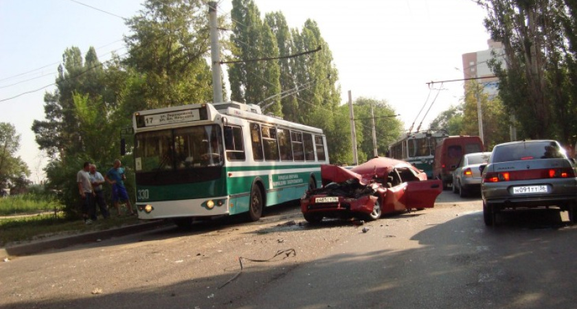 В Воронеже легковушка протаранила КАМАЗ и автобус