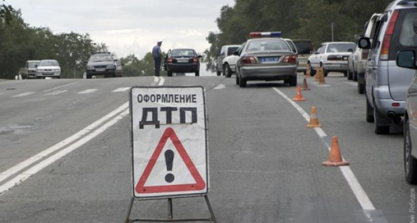 Под Воронежем при столкновении иномарки с микроавтобусом погиб водитель легковушки